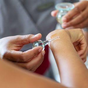 Psicoaromaterapia: qué es y cómo puede ayudarte con las emociones 4 aceites esenciales y emociones