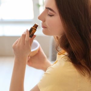 Psicoaromaterapia: qué es y cómo puede ayudarte con las emociones 3 aceites esenciales y emociones